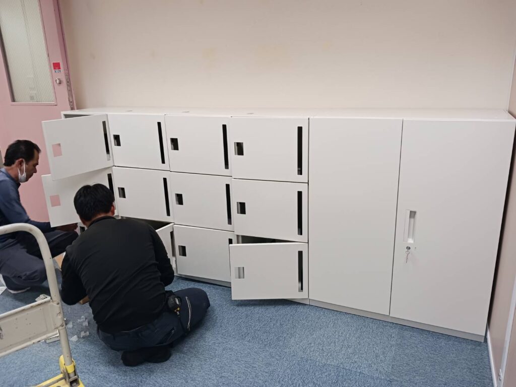 ロッカー設置作業