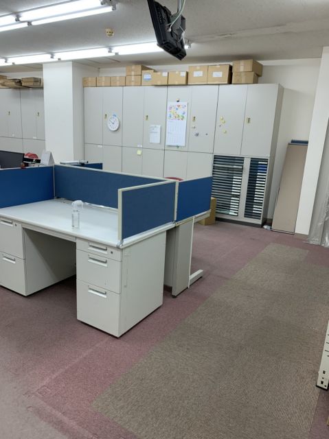 事務デスクを配置するためにパーテーションを撤去しました