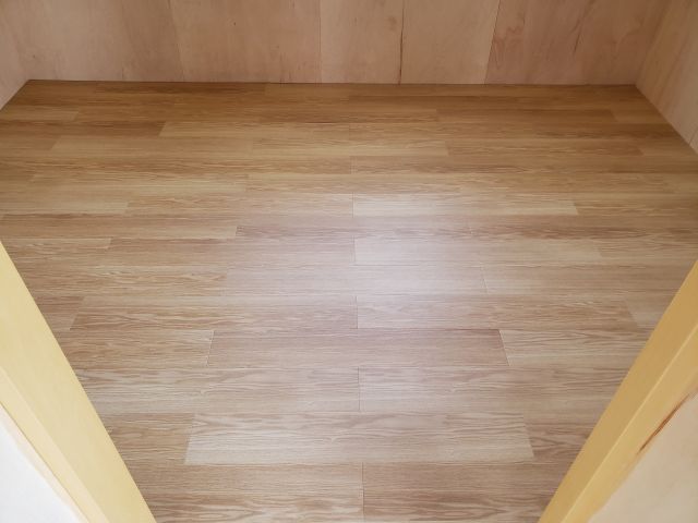 塩化ビニール製タイルで床を仕上げました