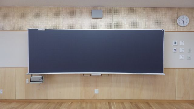 小学校に黒板を納入しました