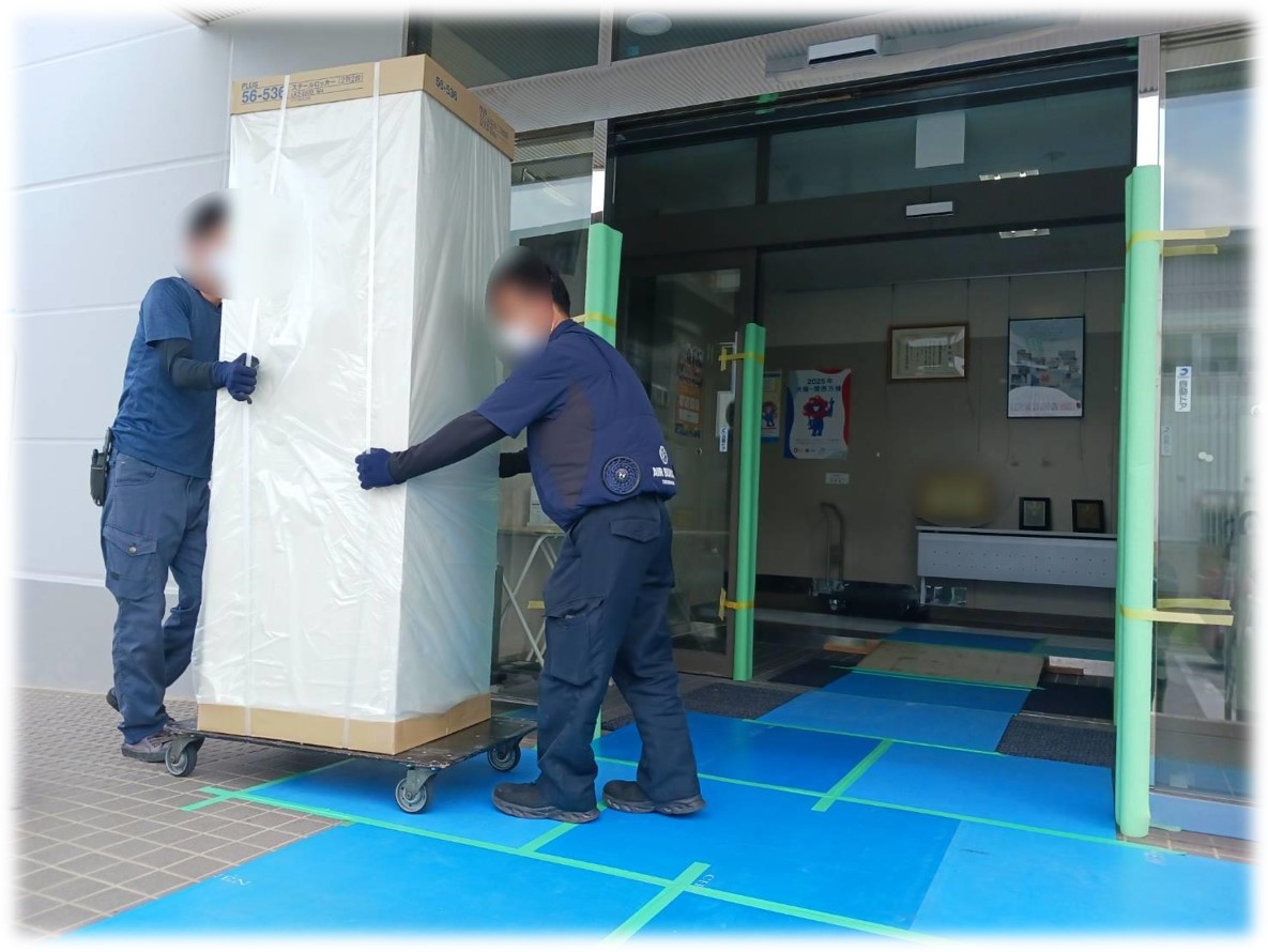 高さ179㎝、幅90㎝、奥行き51.5㎝で上下2段の3連結されているロッカーの納入です。床や壁に傷がつかないように、しっかりと養生して35台のロッカーを運び入れました。