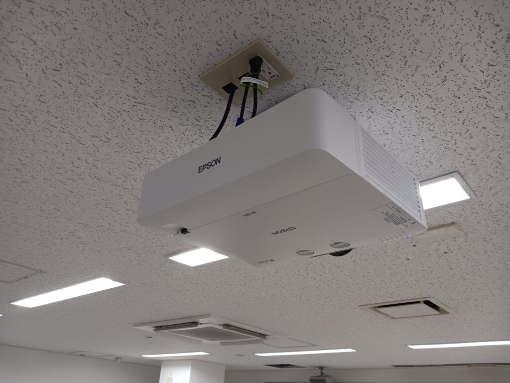 大型スクリーンは迫力があります