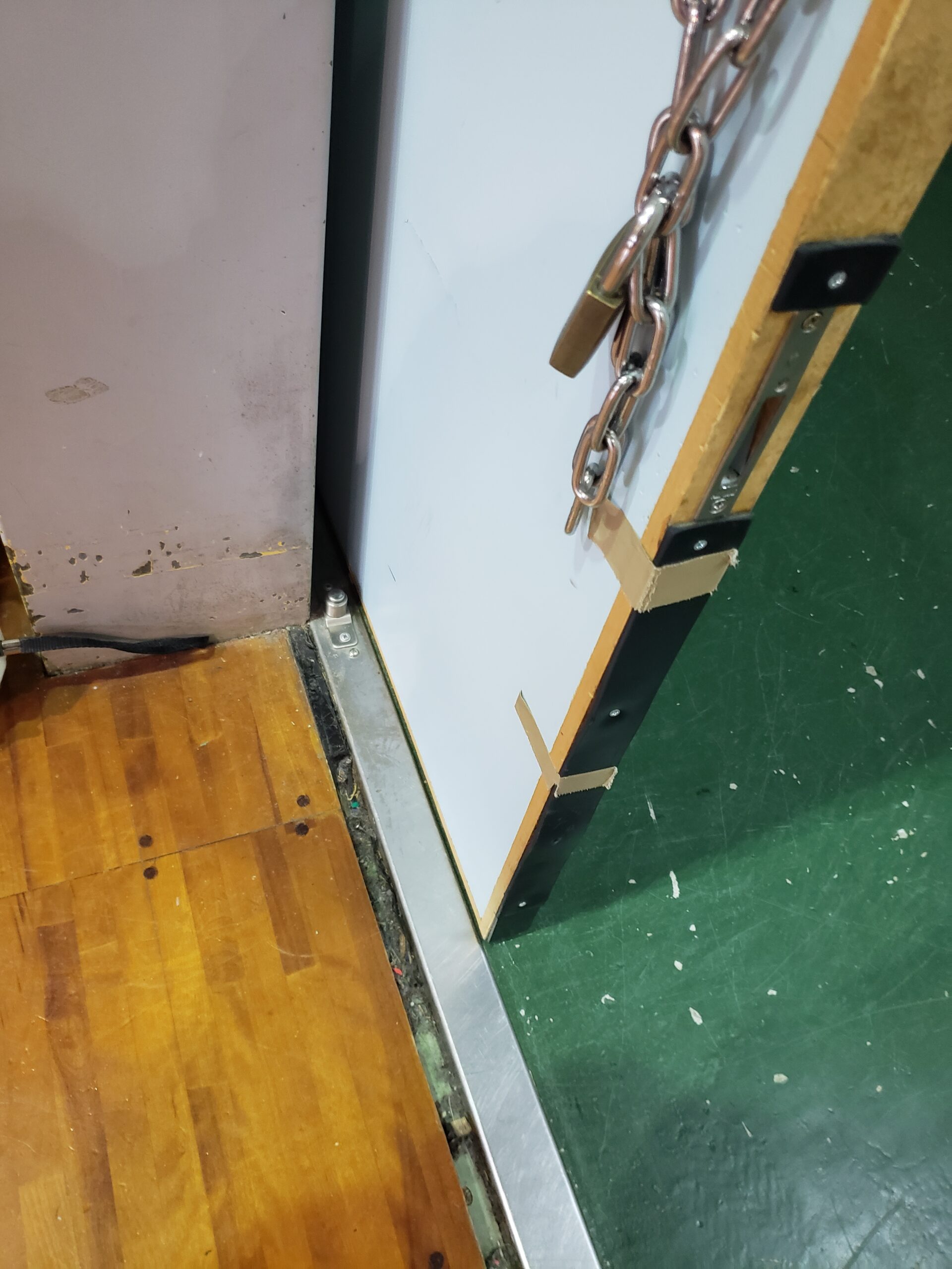 外れた扉木枠をテープで止めている状態でした。扉が軌道レールから抜けて外れる恐れがあったため危険なので取り外されていました。