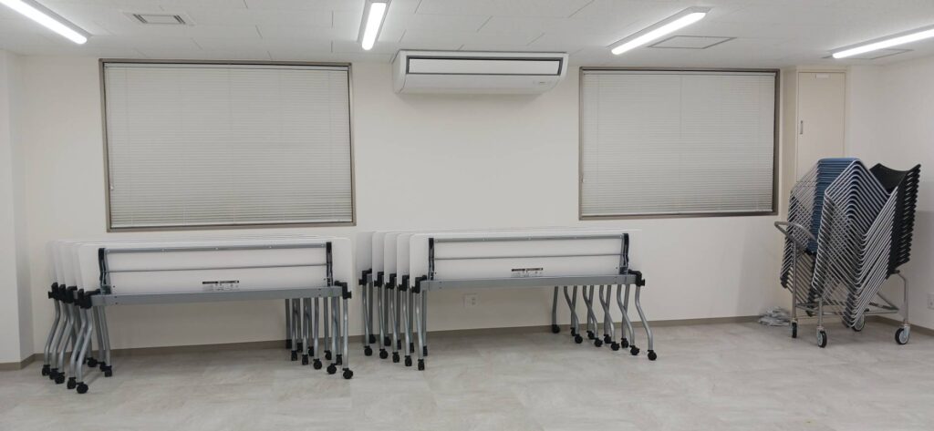 ：「新しいオフィスに新品の家具」