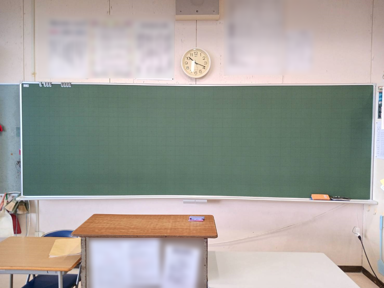 曲面黒板を取り付けさせていただきました。曲面黒板は、光の反射を防ぎ、どの角度でも黒板が見えやすくなる工夫がなされています。生徒さんが、勉学に励むことが出来るように工夫し設計をされた黒板です。