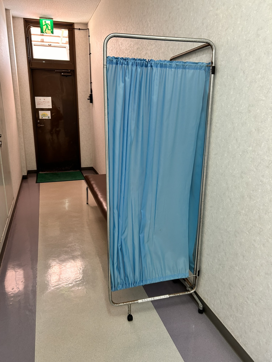 「通路に設置している間仕切りを新調したい」とのご相談があり、新しい間仕切りのご提案をさせていただきました。