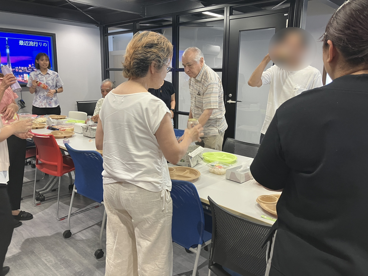 机に並ぶのはお寿司🍣や、ポテトサラダなどなどおいしいご飯や甘いお菓子に囲まれながら、会社のことや私生活について楽しく話つくしました。