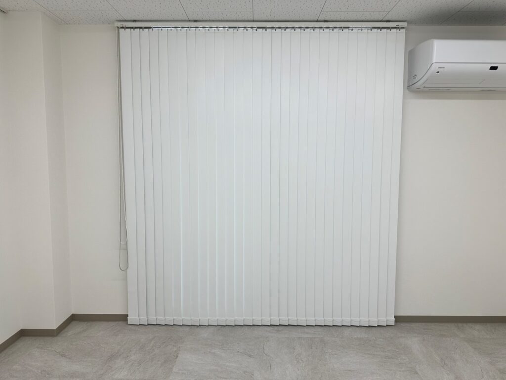外からの視線と光をカット。快適なオフィスへ
