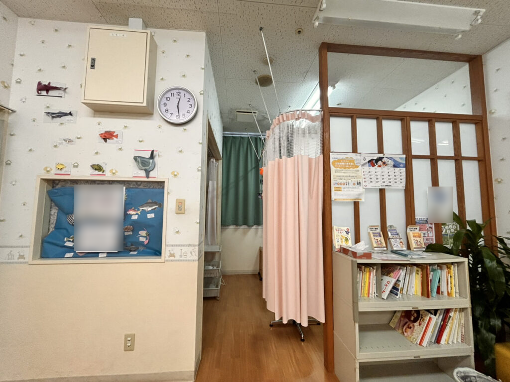 ハンガーパイプで換気や防災面も考慮されている、アコーディオンカーテンを提案させていただきました。鍵もついているので、診察中は、他のお子様が入ってしまう心配もなくなり、