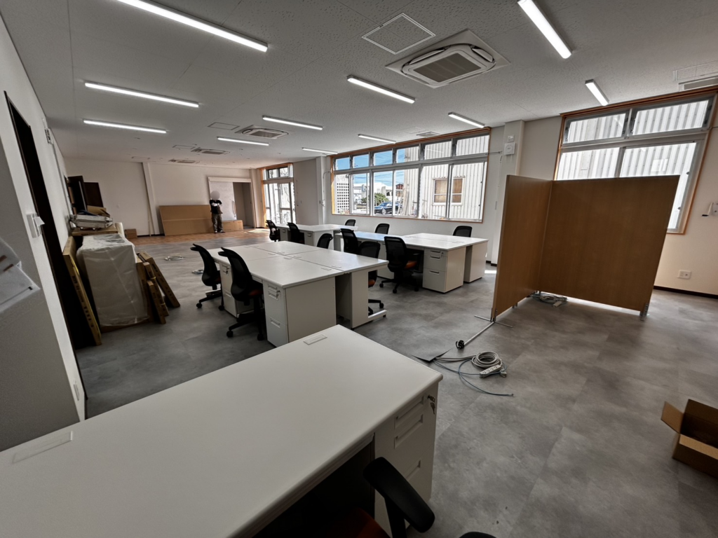 オレンジの家具が目を引くオフィス