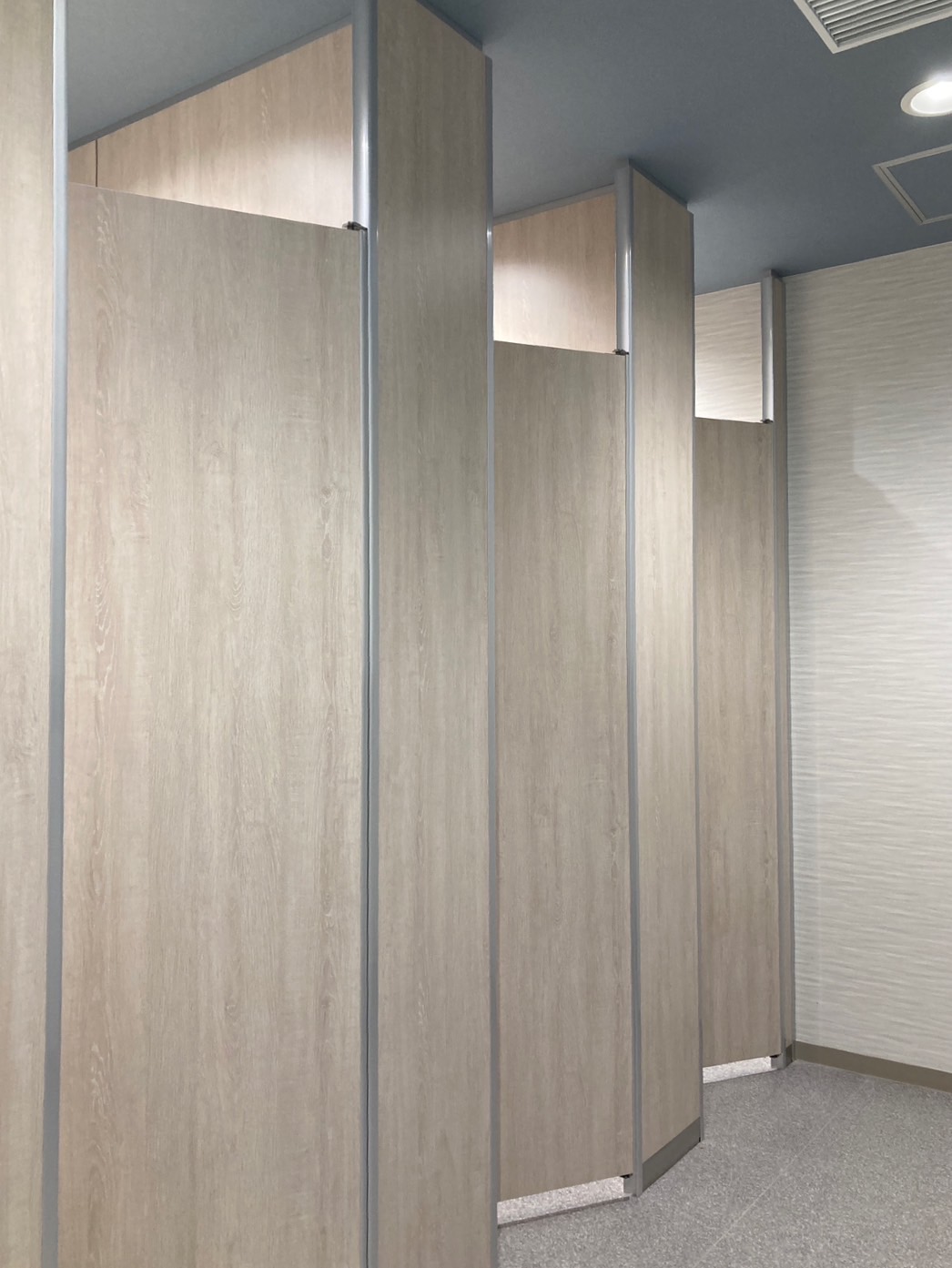 通常は内開きドア仕様ですが、万が一ドア前で使用者が倒れてドアが開かない場合に備え、「非常時外開きロック」への切り替えが可能な仕様を用意。これにより、外側から安全にドアを開けて救出できます。