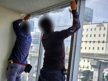 ロールスクリーンを設置しています。
わずかに光を通す遮光2級のロールスクリーンは、日中でもお部屋をしっかり暗く保ちながら、ほんのりとした明るさも残しています。暗すぎないので、安心感のある快適な空間を演出できます。