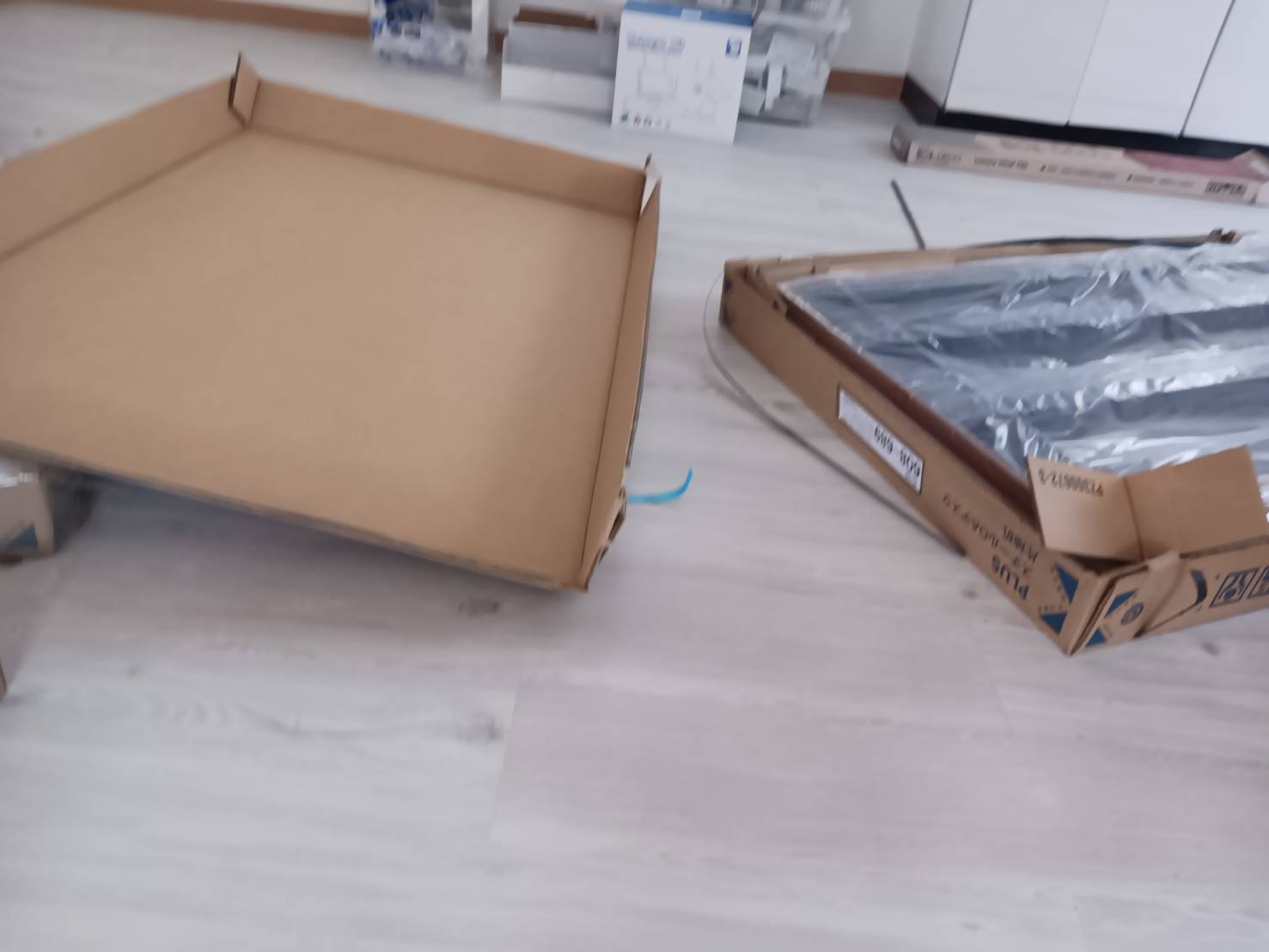 イス組立て中
