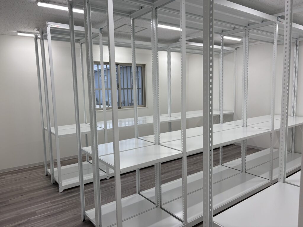 新社屋に書架を設置！書類整理でオフィスも快適に