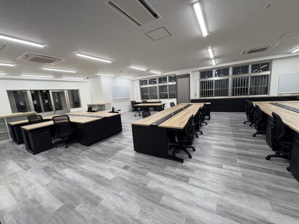 働きやすさとデザイン性を両立した、黒×木目のオフィスづくり