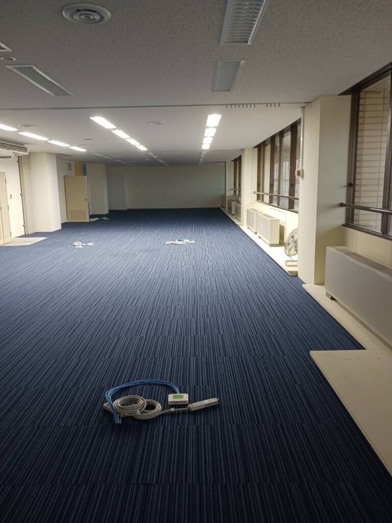 事務所移転に伴い、配線をすっきり整理したオフィス環境づくり